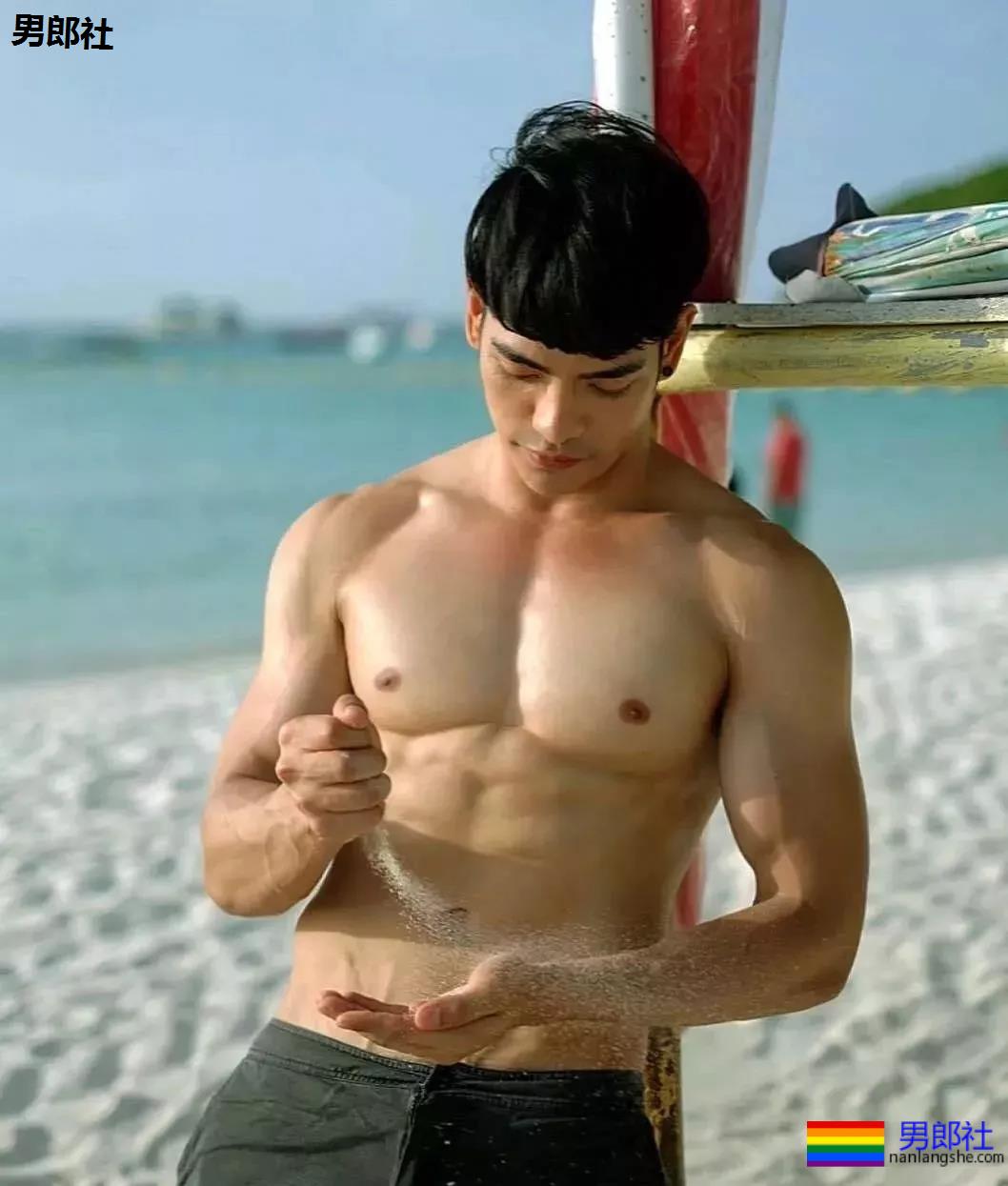 泰国小狼狗人鱼线，太阳光了趴~ - 51虹马