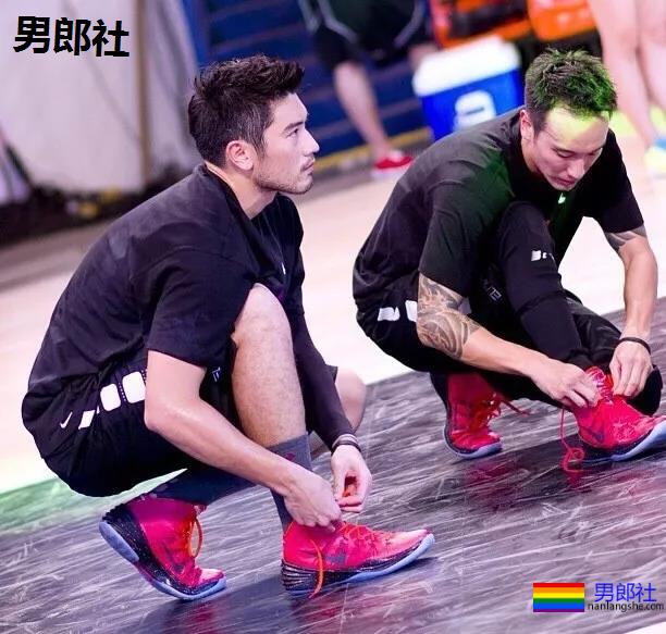 王阳明发文悼念高以翔，一张照片显两人关系匪浅 - 51虹马