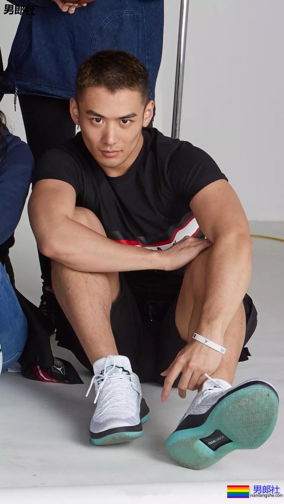 北体肌肉校草成翘臀网红！肥臀壮腿的篮球体育生，姿势太撩人了吧！-51虹马