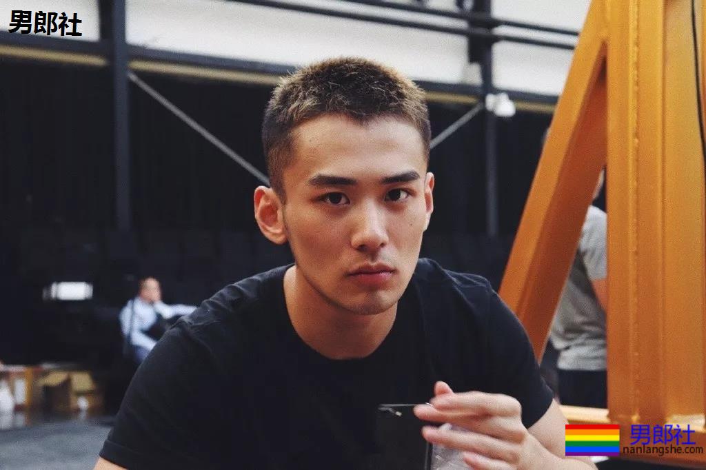 北体肌肉校草成翘臀网红！肥臀壮腿的篮球体育生，姿势太撩人了吧！ - 51虹马