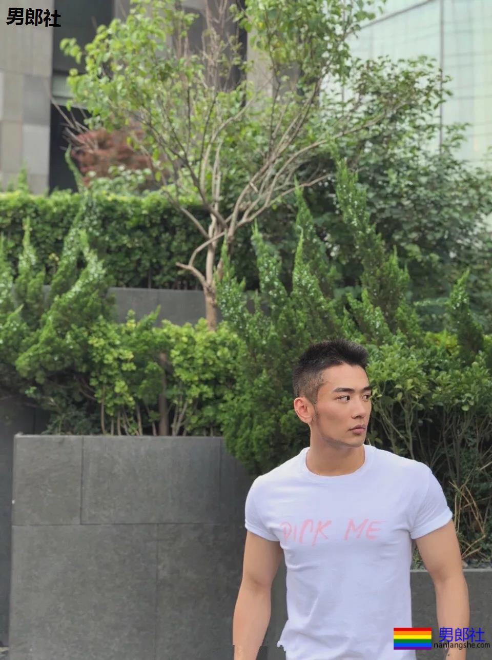 北体肌肉校草成翘臀网红！肥臀壮腿的篮球体育生，姿势太撩人了吧！ - 51虹马