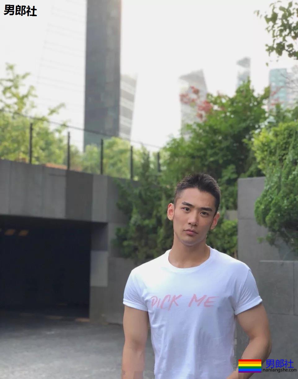 北体肌肉校草成翘臀网红！肥臀壮腿的篮球体育生，姿势太撩人了吧！ - 51虹马