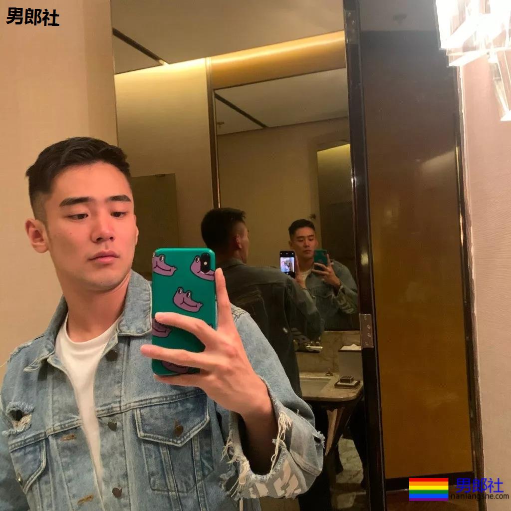 北体肌肉校草成翘臀网红！肥臀壮腿的篮球体育生，姿势太撩人了吧！ - 51虹马