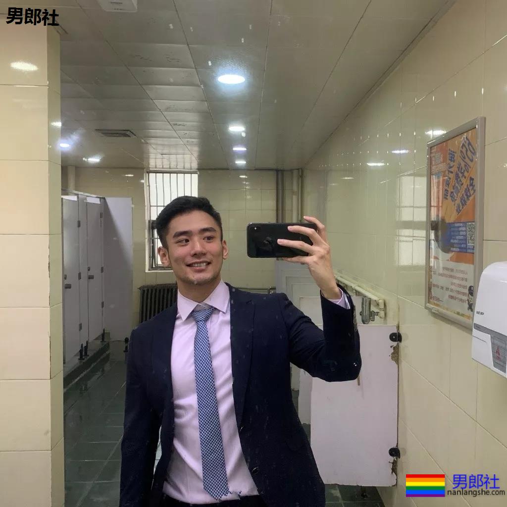 北体肌肉校草成翘臀网红！肥臀壮腿的篮球体育生，姿势太撩人了吧！ - 51虹马