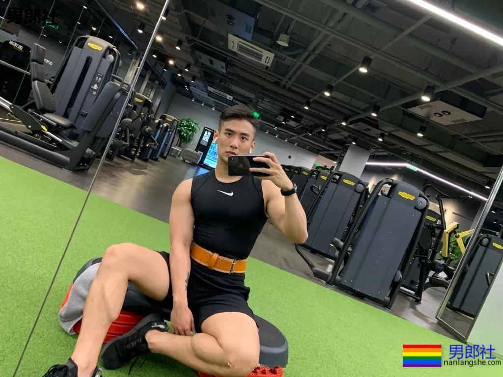 北体肌肉校草成翘臀网红！肥臀壮腿的篮球体育生，姿势太撩人了吧！ - 51虹马