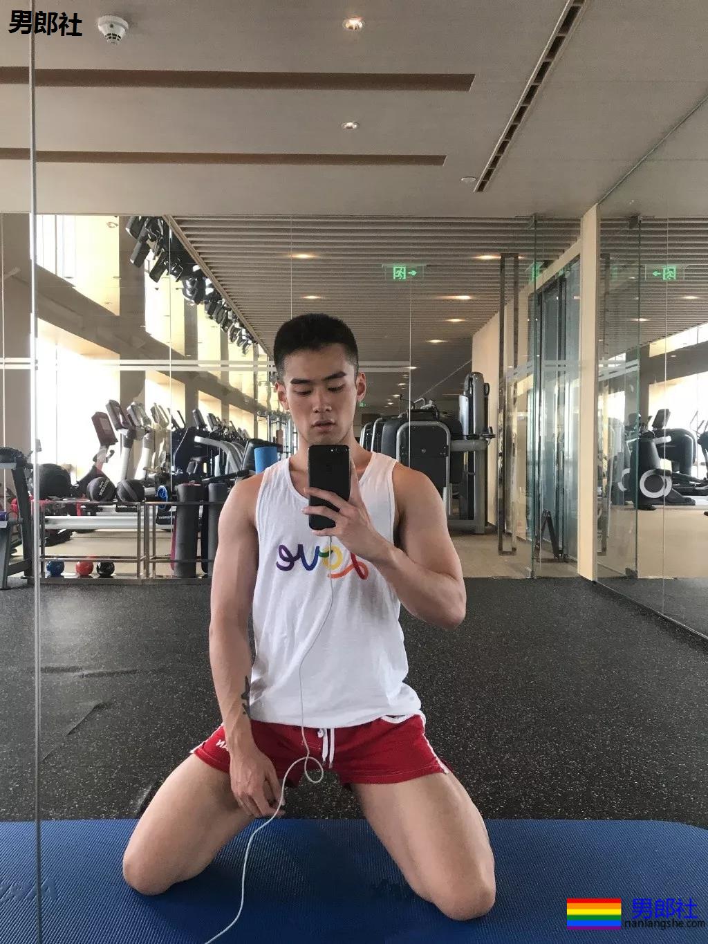 北体肌肉校草成翘臀网红！肥臀壮腿的篮球体育生，姿势太撩人了吧！ - 51虹马