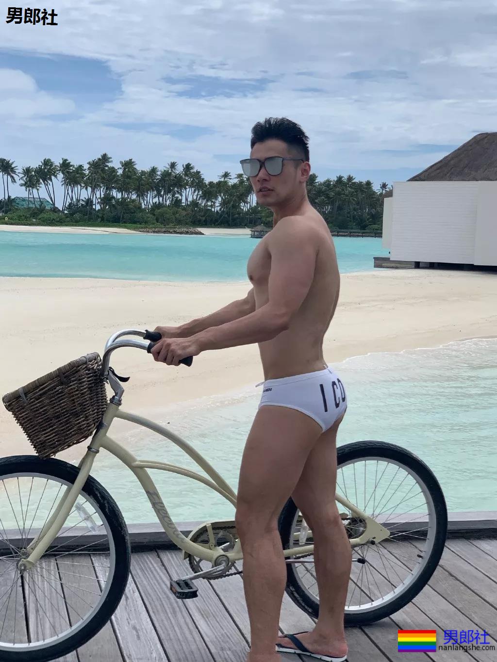 北体肌肉校草成翘臀网红！肥臀壮腿的篮球体育生，姿势太撩人了吧！ - 51虹马