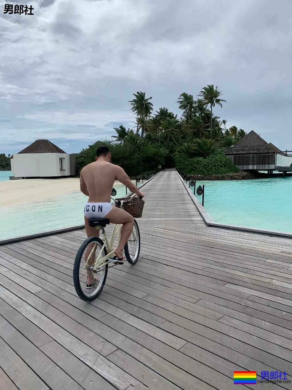 北体肌肉校草成翘臀网红！肥臀壮腿的篮球体育生，姿势太撩人了吧！ - 51虹马