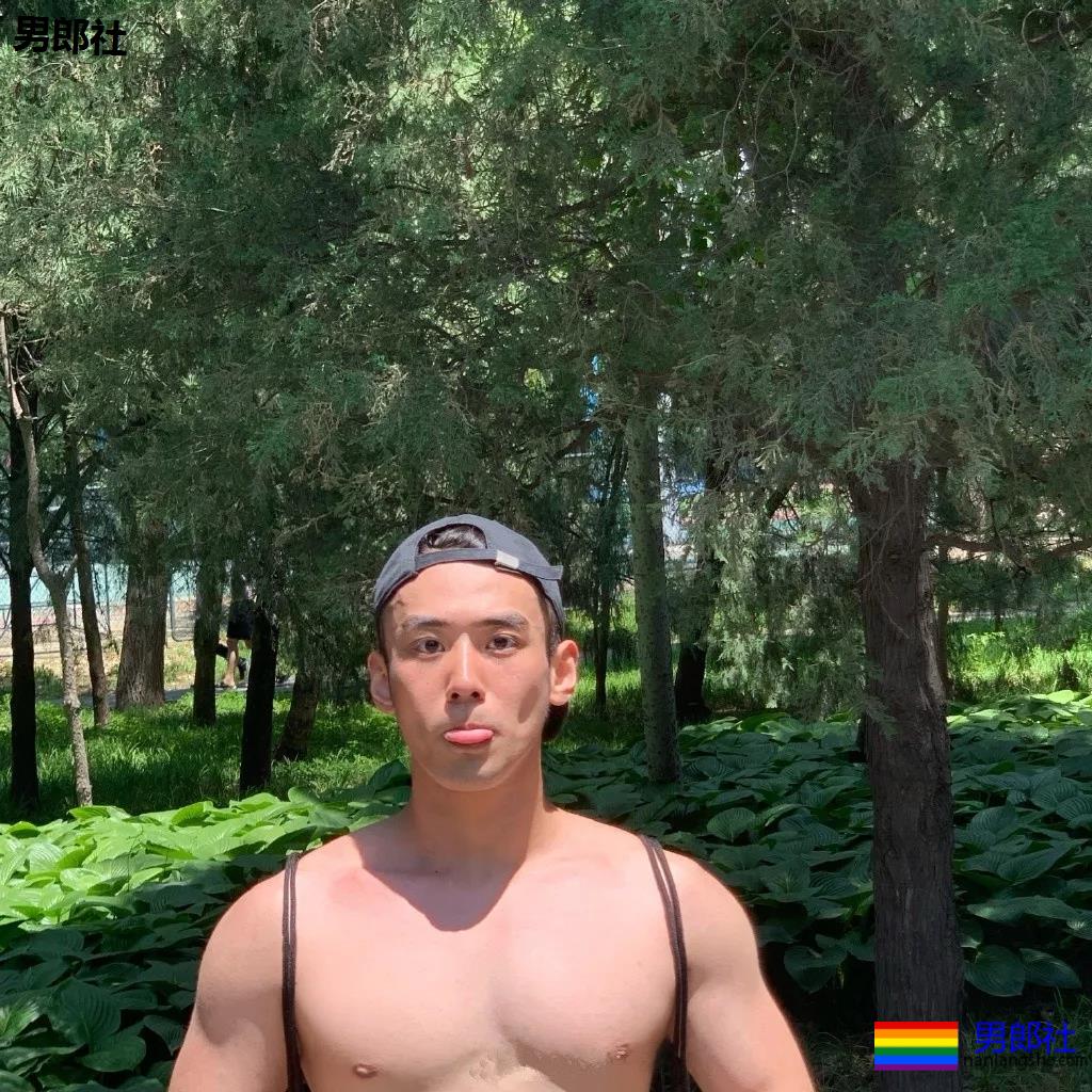 北体肌肉校草成翘臀网红！肥臀壮腿的篮球体育生，姿势太撩人了吧！ - 51虹马