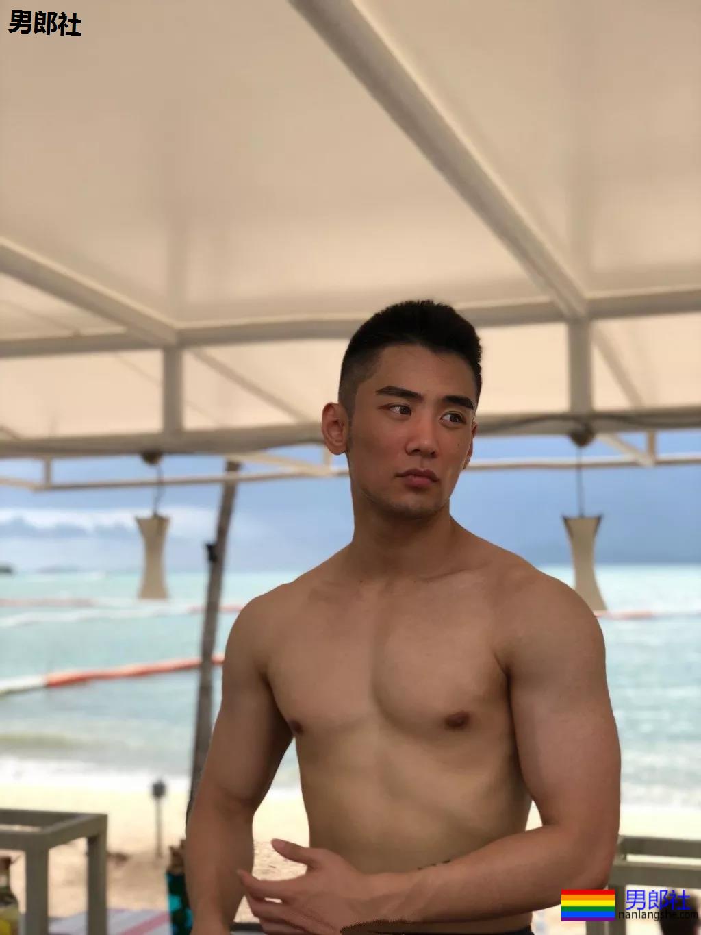 北体肌肉校草成翘臀网红！肥臀壮腿的篮球体育生，姿势太撩人了吧！ - 51虹马