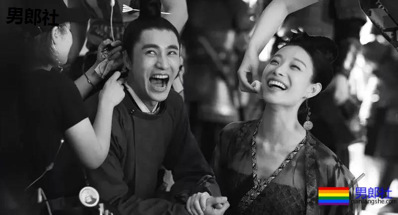 陈坤深夜与男子热聊，告别时被对方亲了一口？ - 51虹马