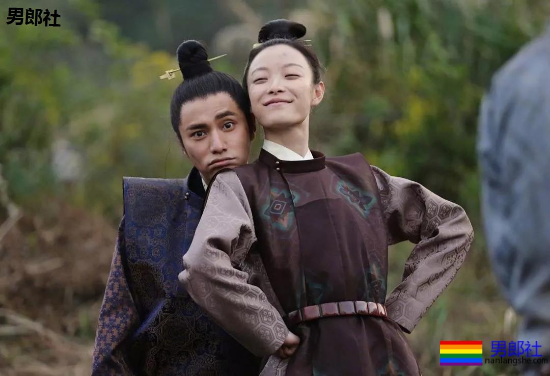 陈坤深夜与男子热聊，告别时被对方亲了一口？ - 51虹马