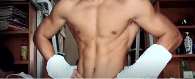 有一个爱脱衣服的肌肉室友是什么体验？-51虹马