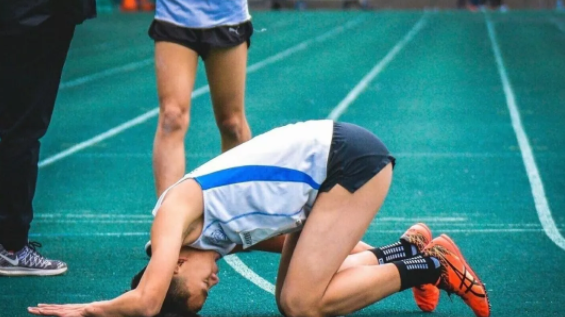 20岁大学男生酒吧被灌醉，醒来后屁股痛-51虹马