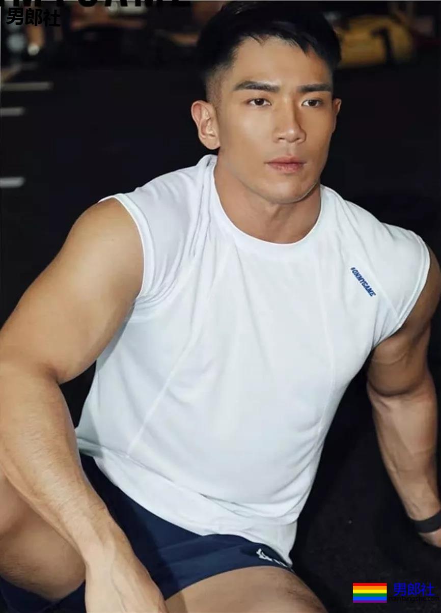 樊野家的粗腿体育生男模，暴筋腱子肉身材，哪哪都太强！ - 51虹马