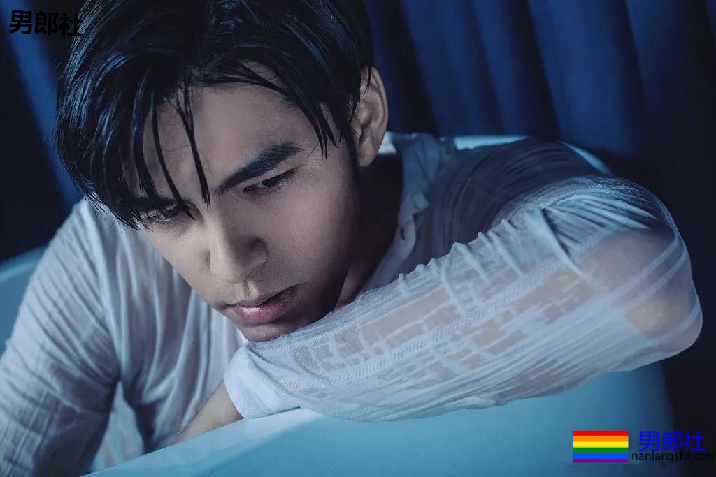 演过腐剧与男CP拍浴室戏!高颜长腿小狼狗演绎霸道总裁,做你男友愿意吗? - 51虹马 演过腐剧与男CP拍浴室戏!高颜长腿小狼狗演绎霸道总裁,做你男友愿意吗? - 51虹马