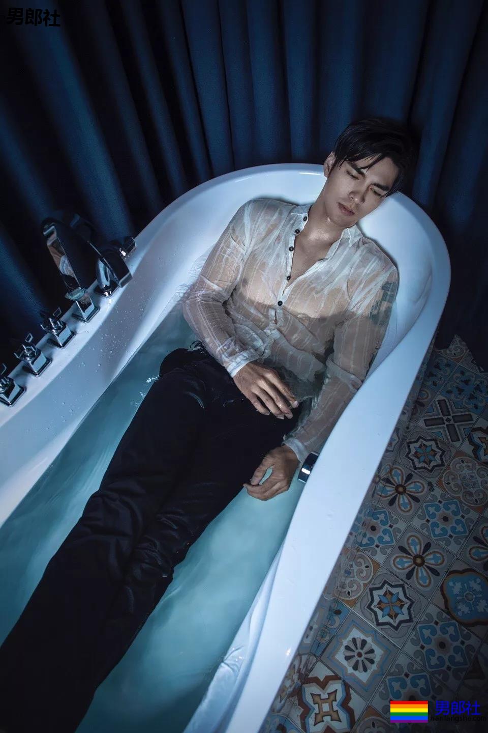 演过腐剧与男CP拍浴室戏!高颜长腿小狼狗演绎霸道总裁,做你男友愿意吗? - 51虹马 演过腐剧与男CP拍浴室戏!高颜长腿小狼狗演绎霸道总裁,做你男友愿意吗? - 51虹马