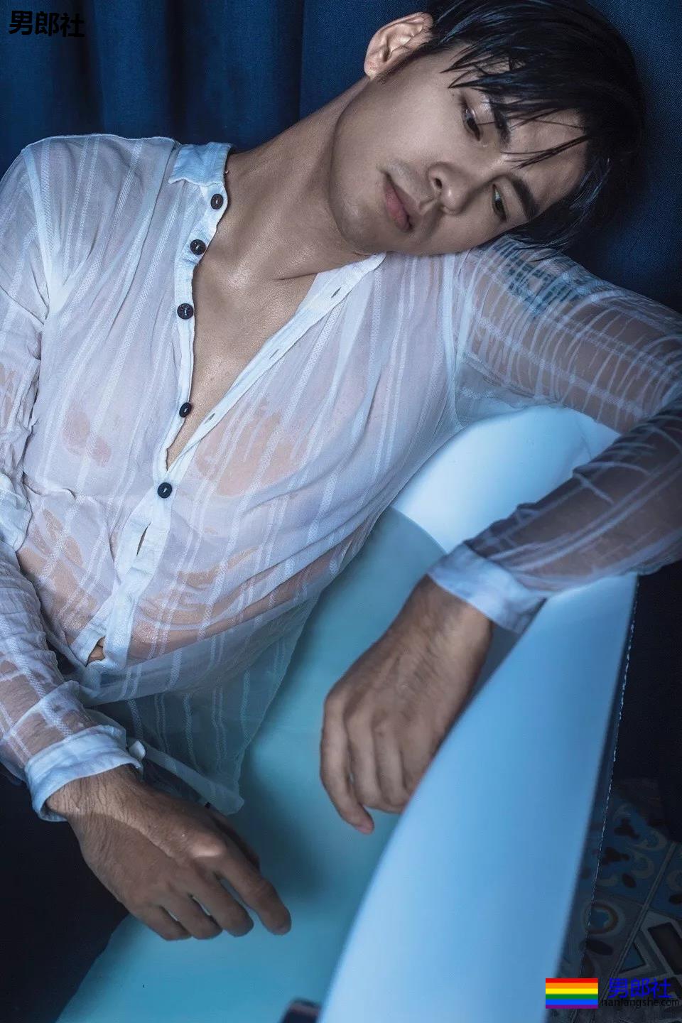 演过腐剧与男CP拍浴室戏!高颜长腿小狼狗演绎霸道总裁,做你男友愿意吗? - 51虹马 演过腐剧与男CP拍浴室戏!高颜长腿小狼狗演绎霸道总裁,做你男友愿意吗? - 51虹马