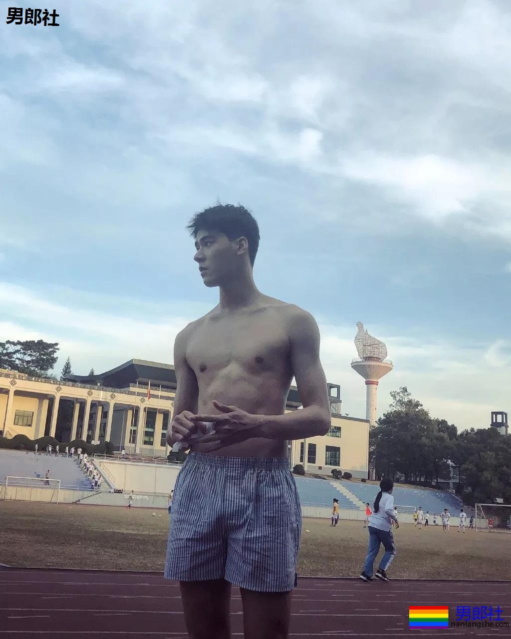 演过腐剧与男CP拍浴室戏!高颜长腿小狼狗演绎霸道总裁,做你男友愿意吗? - 51虹马 演过腐剧与男CP拍浴室戏!高颜长腿小狼狗演绎霸道总裁,做你男友愿意吗? - 51虹马