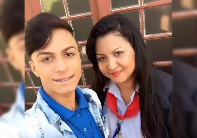 17岁男孩因为是同性恋，惨被母亲杀害-51虹马