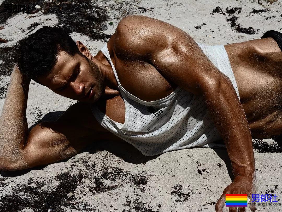 16岁191cm内裤男模泡温泉1秒吸粉7万，原来红起来可以这么容易！ - 51虹马