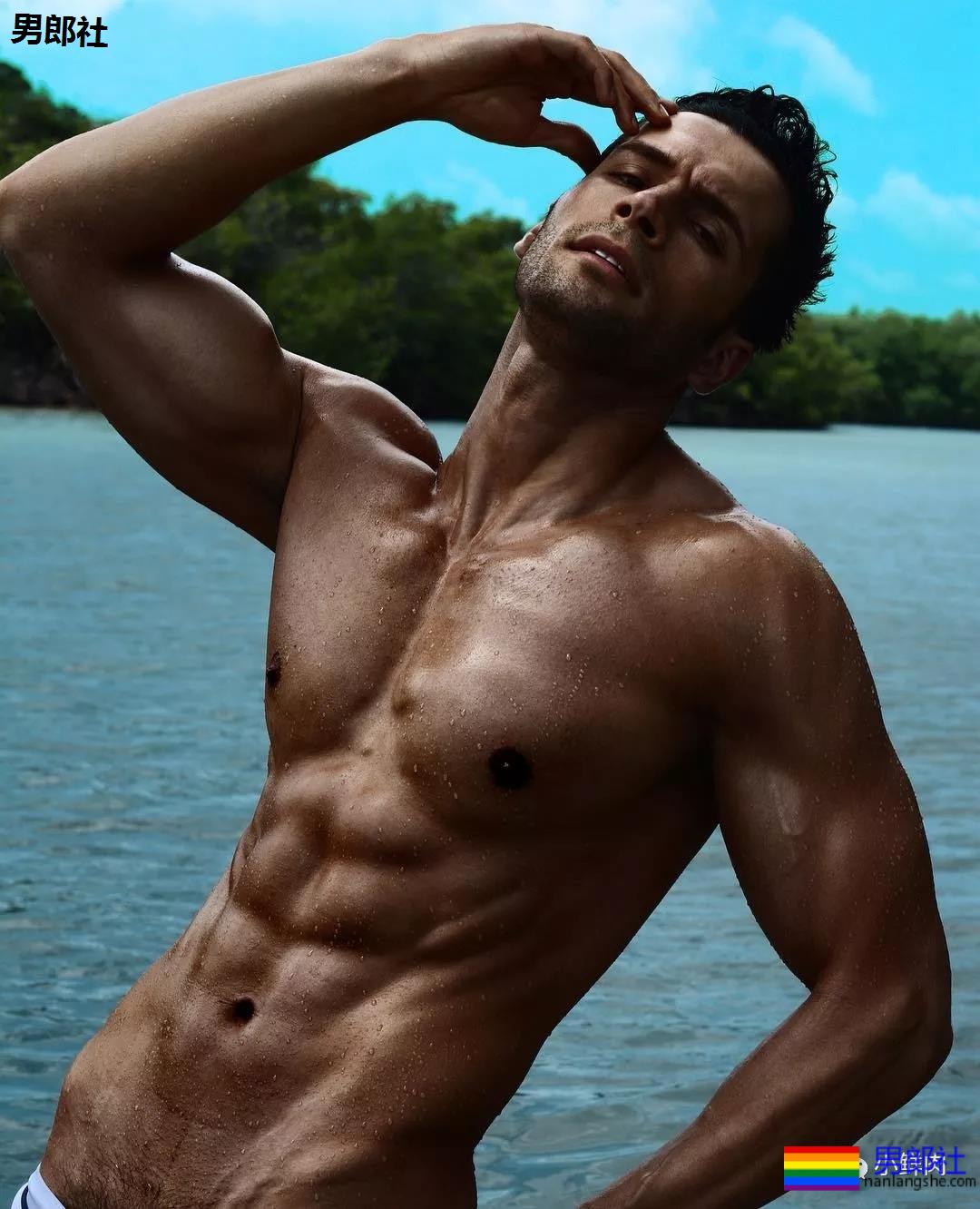 16岁191cm内裤男模泡温泉1秒吸粉7万，原来红起来可以这么容易！ - 51虹马