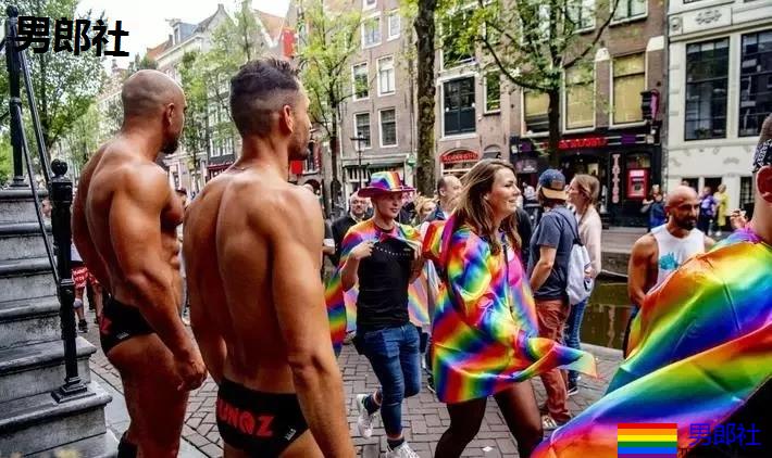 探访阿姆斯特丹红灯区,橱窗里全是肌肉男模-51虹马