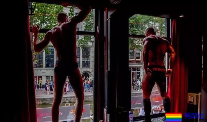 探访阿姆斯特丹红灯区，橱窗里全是肌肉男模 - 51虹马