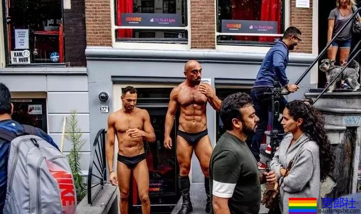 探访阿姆斯特丹红灯区，橱窗里全是肌肉男模 - 51虹马