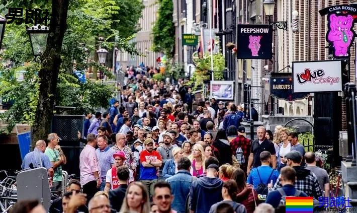 探访阿姆斯特丹红灯区，橱窗里全是肌肉男模 - 51虹马