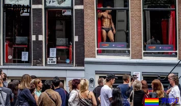 探访阿姆斯特丹红灯区，橱窗里全是肌肉男模 - 51虹马