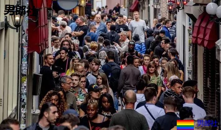 探访阿姆斯特丹红灯区，橱窗里全是肌肉男模 - 51虹马