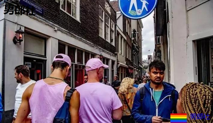 探访阿姆斯特丹红灯区，橱窗里全是肌肉男模 - 51虹马