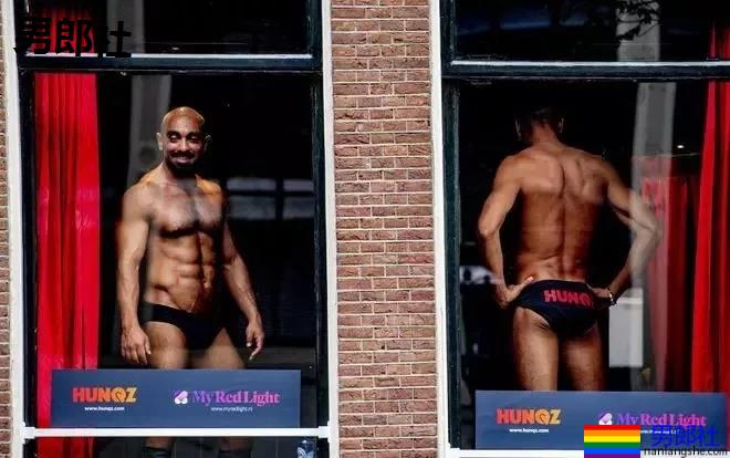 探访阿姆斯特丹红灯区，橱窗里全是肌肉男模 - 51虹马