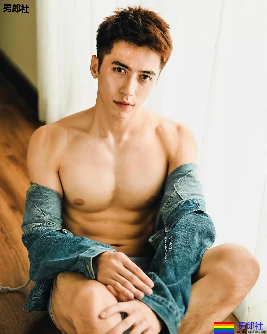 18AA+超帅混血小狼狗与男友“动作片”后大汗淋漓，竟然晒到INS引轩然大波。 - 51虹马