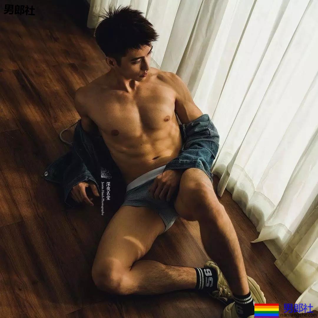 18AA+超帅混血小狼狗与男友“动作片”后大汗淋漓，竟然晒到INS引轩然大波。 - 51虹马