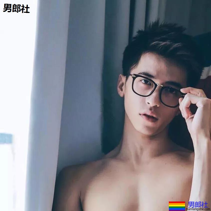 18AA+超帅混血小狼狗与男友“动作片”后大汗淋漓，竟然晒到INS引轩然大波。 - 51虹马