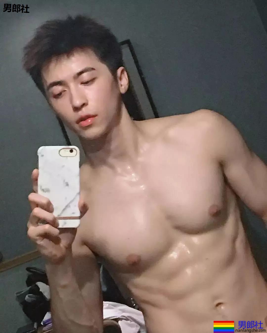 18AA+超帅混血小狼狗与男友“动作片”后大汗淋漓，竟然晒到INS引轩然大波。 - 51虹马