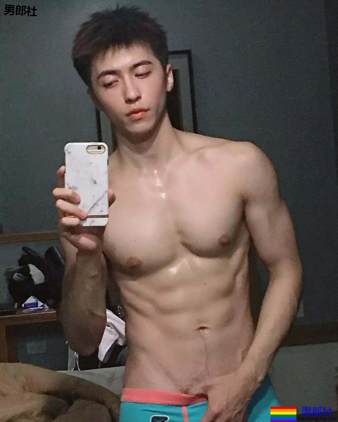 18AA+超帅混血小狼狗与男友“动作片”后大汗淋漓，竟然晒到INS引轩然大波。 - 51虹马