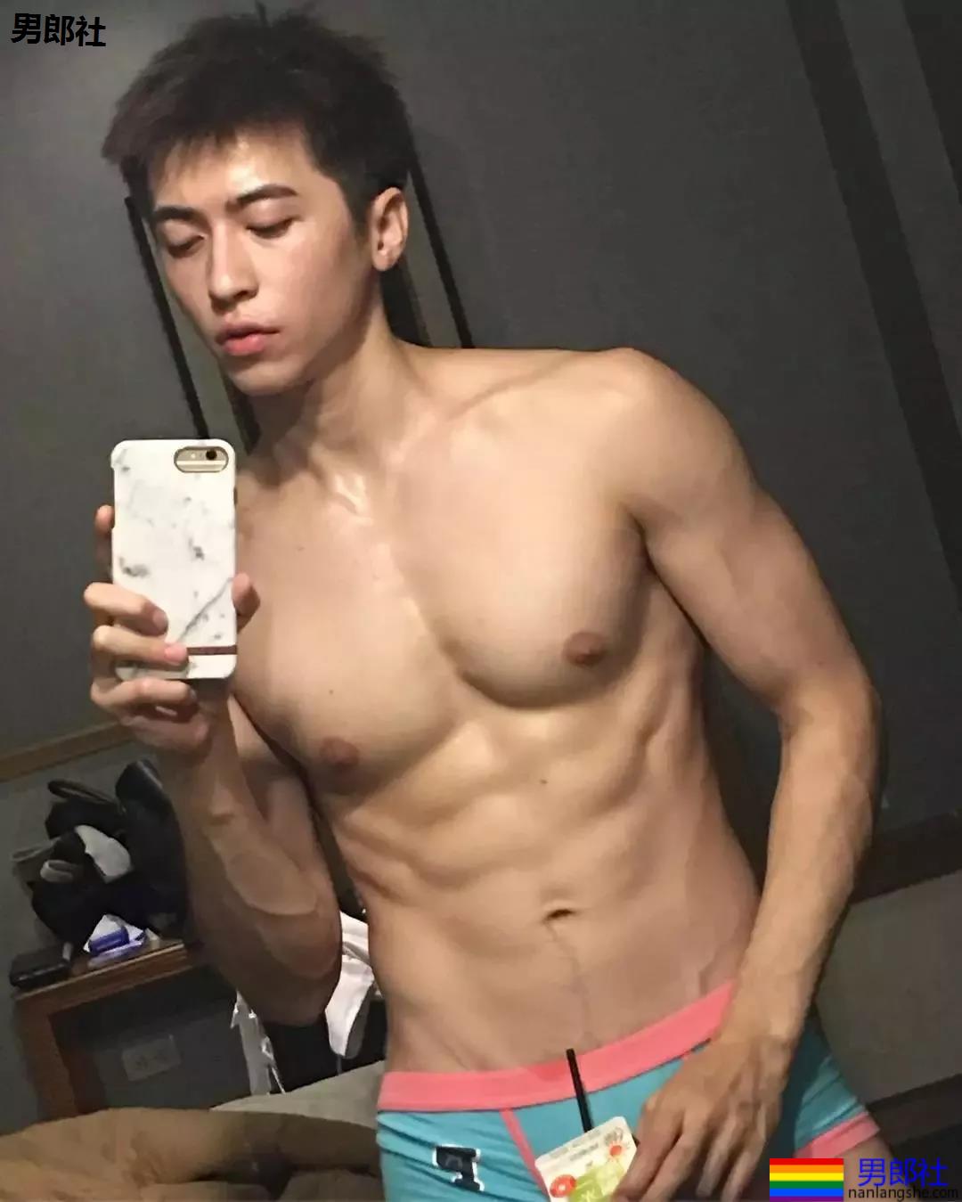 18AA+超帅混血小狼狗与男友“动作片”后大汗淋漓，竟然晒到INS引轩然大波。 - 51虹马