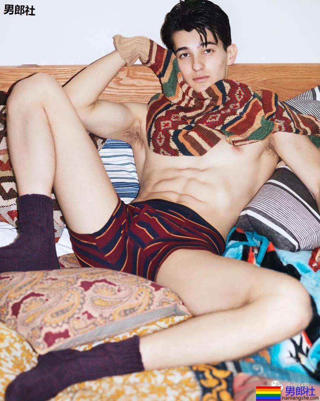 混血日本男模拍摄优衣库大片火了，人鱼线腹肌真色气！ - 51虹马