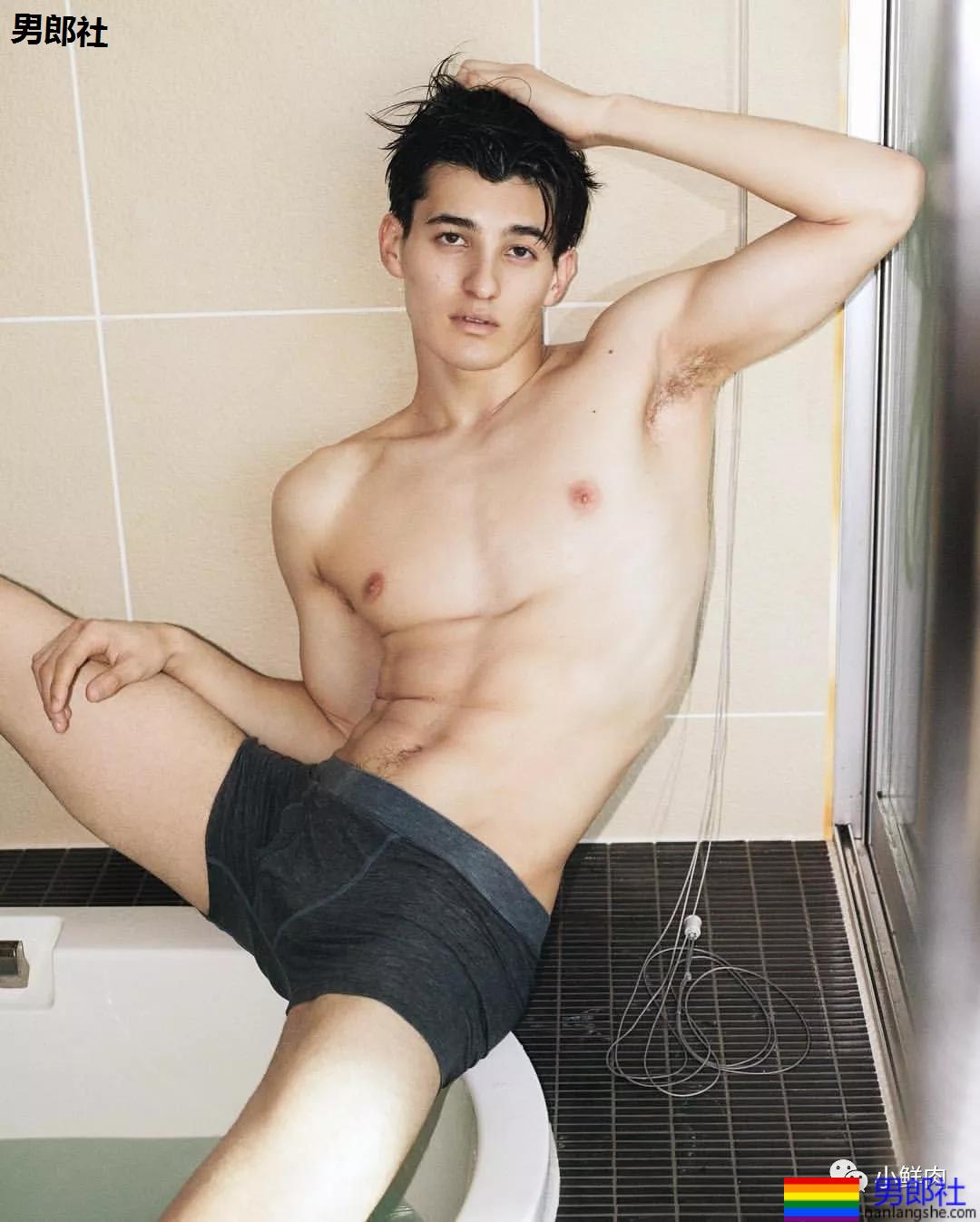 混血日本男模拍摄优衣库大片火了，人鱼线腹肌真色气！ - 51虹马