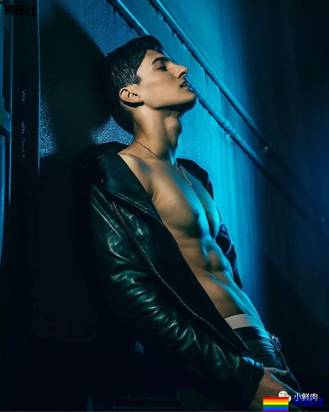 混血日本男模拍摄优衣库大片火了，人鱼线腹肌真色气！ - 51虹马