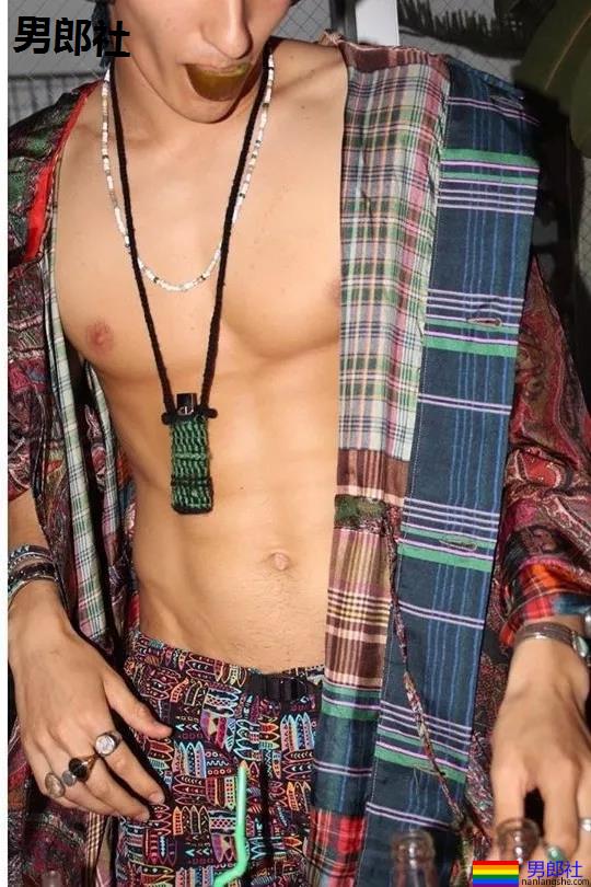 混血日本男模拍摄优衣库大片火了，人鱼线腹肌真色气！ - 51虹马