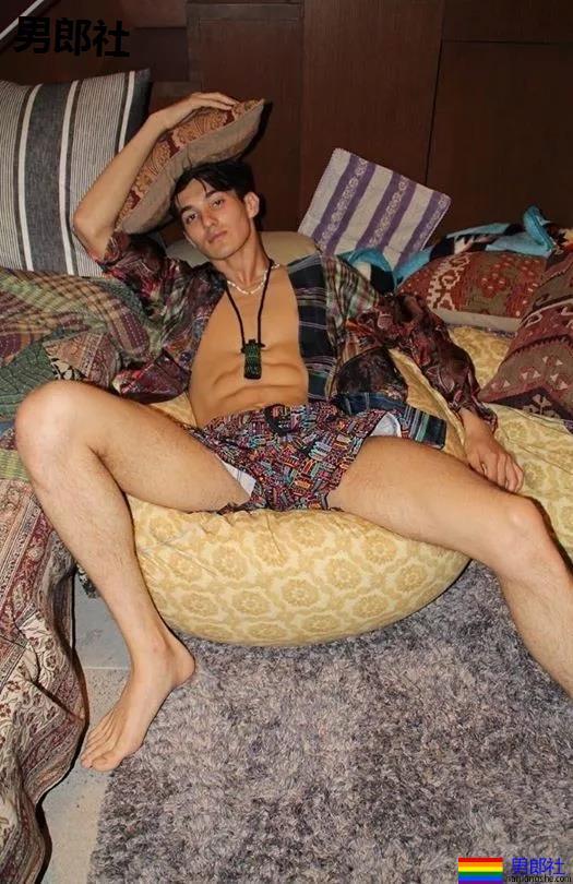 混血日本男模拍摄优衣库大片火了，人鱼线腹肌真色气！ - 51虹马