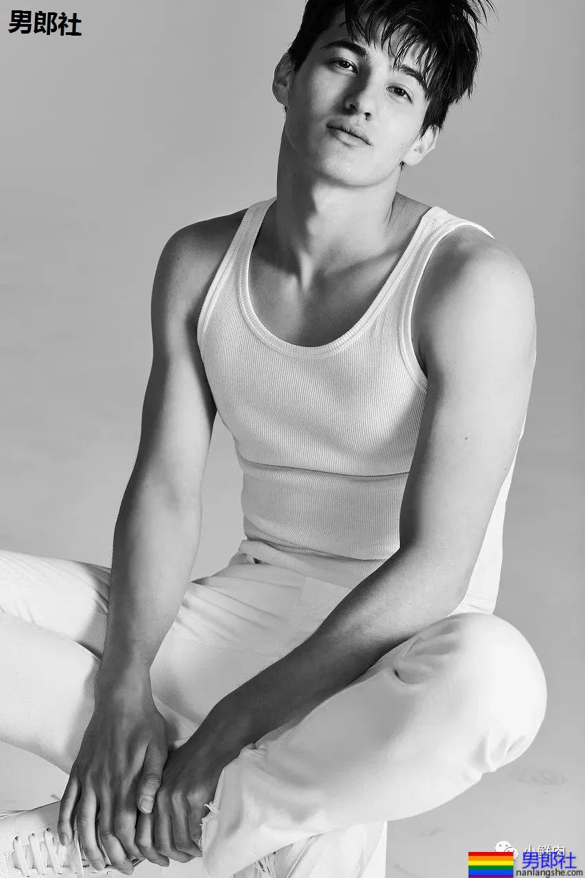 混血日本男模拍摄优衣库大片火了，人鱼线腹肌真色气！ - 51虹马