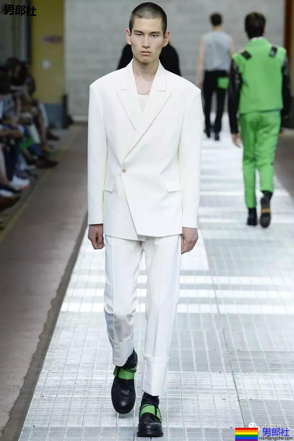 混血日本男模拍摄优衣库大片火了，人鱼线腹肌真色气！ - 51虹马