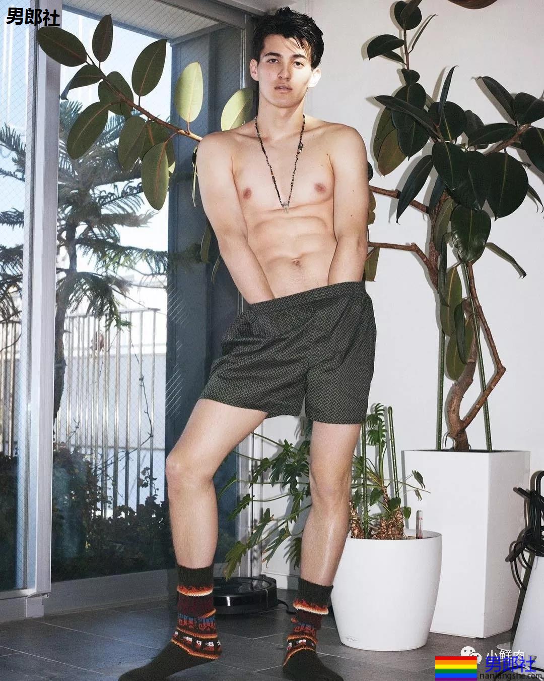 混血日本男模拍摄优衣库大片火了，人鱼线腹肌真色气！ - 51虹马