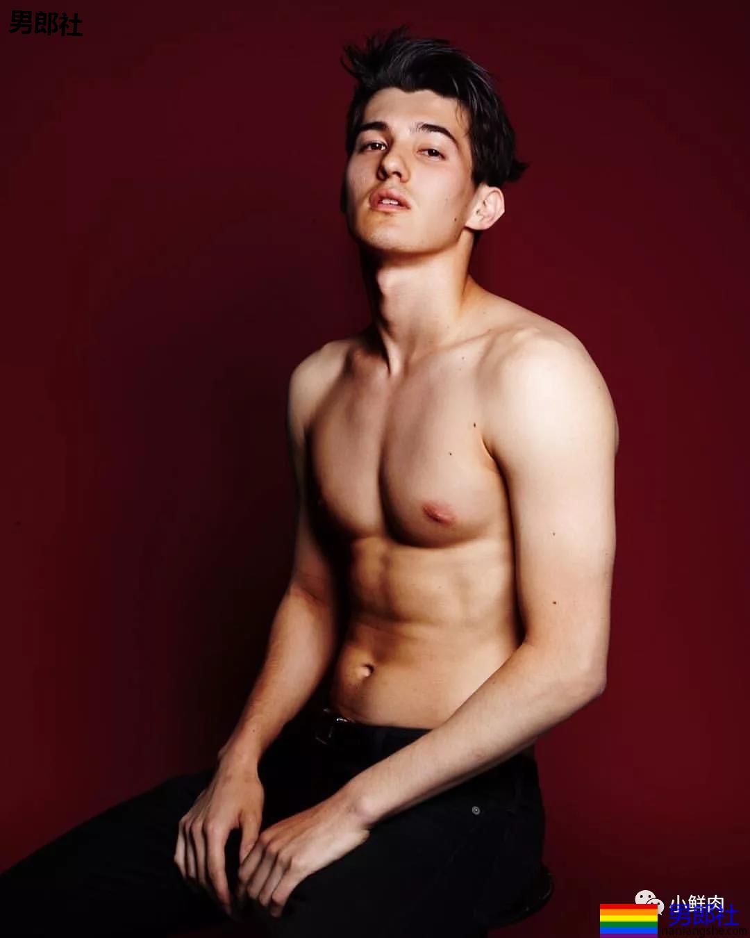 混血日本男模拍摄优衣库大片火了，人鱼线腹肌真色气！ - 51虹马