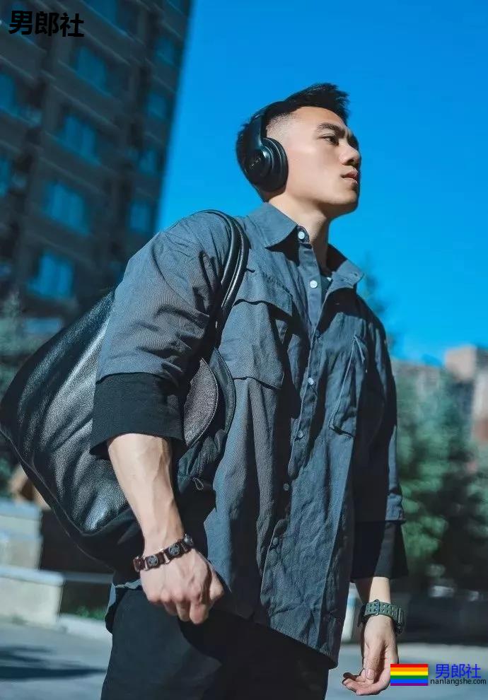 直男肌肉体育生因拍大写真走红!！黑历史被挖后消失了！ - 51虹马